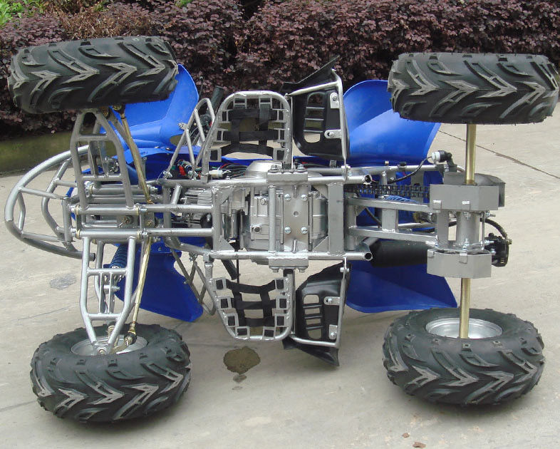 A juventude média do tamanho 110CC que compete o ar de ATV esfriou com 7