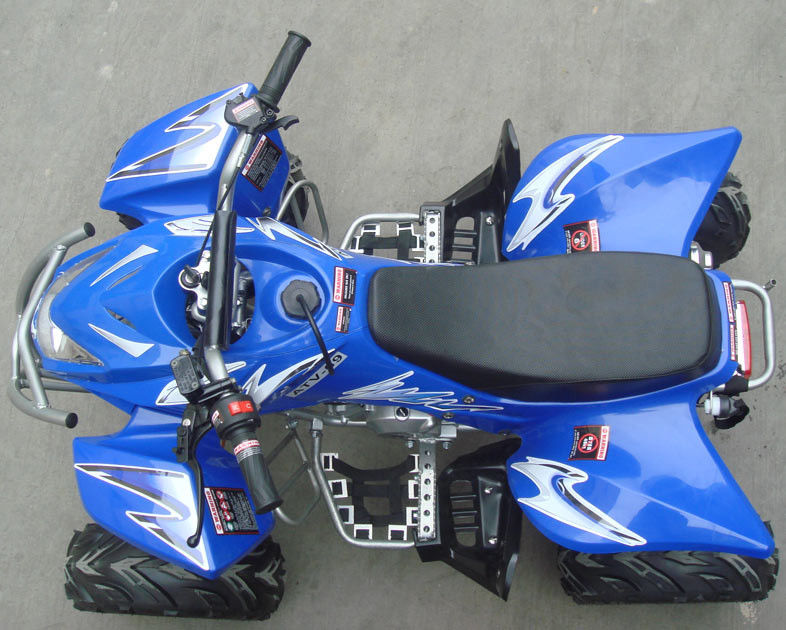 A juventude média do tamanho 110CC que compete o ar de ATV esfriou com 7