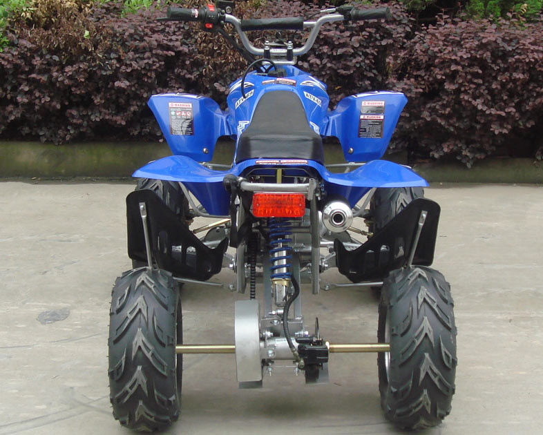 A juventude média do tamanho 110CC que compete o ar de ATV esfriou com 7